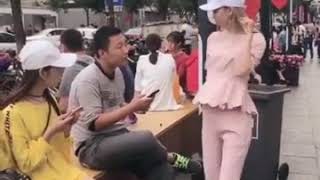 美女街头调戏男人，结果反被调戏