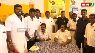 கழக பொதுச்செயலாளர் எடப்பாடி கே.பழனிசாமியுடன் செல்பி எடுத்து மகிழ்ந்த பொதுமக்கள்