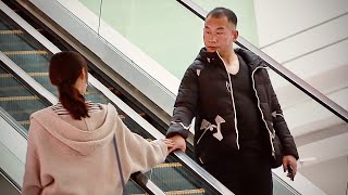 Touching Hands on the Escalator (Comment Trolling) 自动扶梯上摸陌生人的手（根据评论）