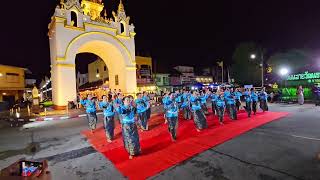 ลายสักการะองค์พระธาตุมิ่งเมืองเกาะแก้วศรีโคตร์บุรี  โดยคณะนางรำจิตอาสา วัดเกาะแก้วอัมพวัน