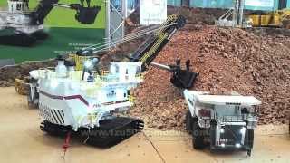 1:50 RC-Modell Bucyrus 495 HF Bagger belädt Liebherr T282