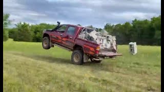 ОФФ РОУД И ПРЫЖКИ НА ГРУЖЕННОМ TOYOTA HILUX | WhistlinDiesel на русском