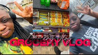 Vlogmas day 8 😚: come grocery shopping with me 🥰 *going to the store, out with my mom , etc*