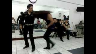 Asi baila Cumbia IMPRESIONANTE!! (Centenerio) Mario y Yaya