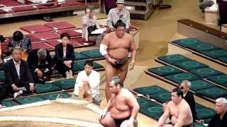 Takanoiwa on his way to the Dohyo , Sumo : Natsubasho 2012