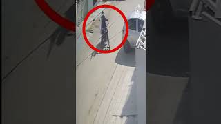 Snatching at PECHS Block-2  Failed | CCTV footage | Karachi street crimes | Aaj News #shorts