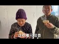 大妮蒸一锅肉包子解馋，出锅时发生啥？80多岁老娘看着包子找原因