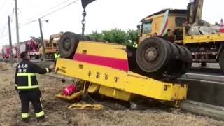 開壓路機上拖板車翻覆農田 駕駛遭重壓身亡