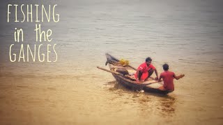 Fishermen Setting Net Trap in Ganges / Hooghly River - গঙ্গা নদীতে মাছ ধরা'র জাল বিছানো (হুগলী নদী)