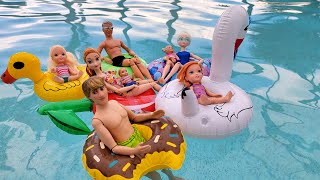 Family pool time ! Elsa & Anna toddlers - floaties - water fun - Barbie