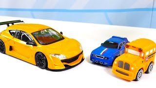 자동차들 스피디와 바스. 장난감용 자동차들과 레노 메간.  조립에 대한 . Speedy and Buss. Toy cars and Renault Megane.