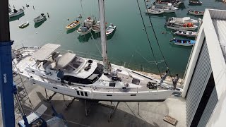 Oyster Yacht 575 - PK Rigging removing Mast