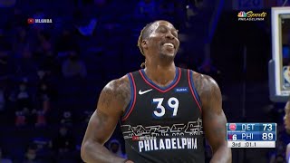 Dwight Howard can't stop laughing after airballs a three and is met with applause from the crowd🤭