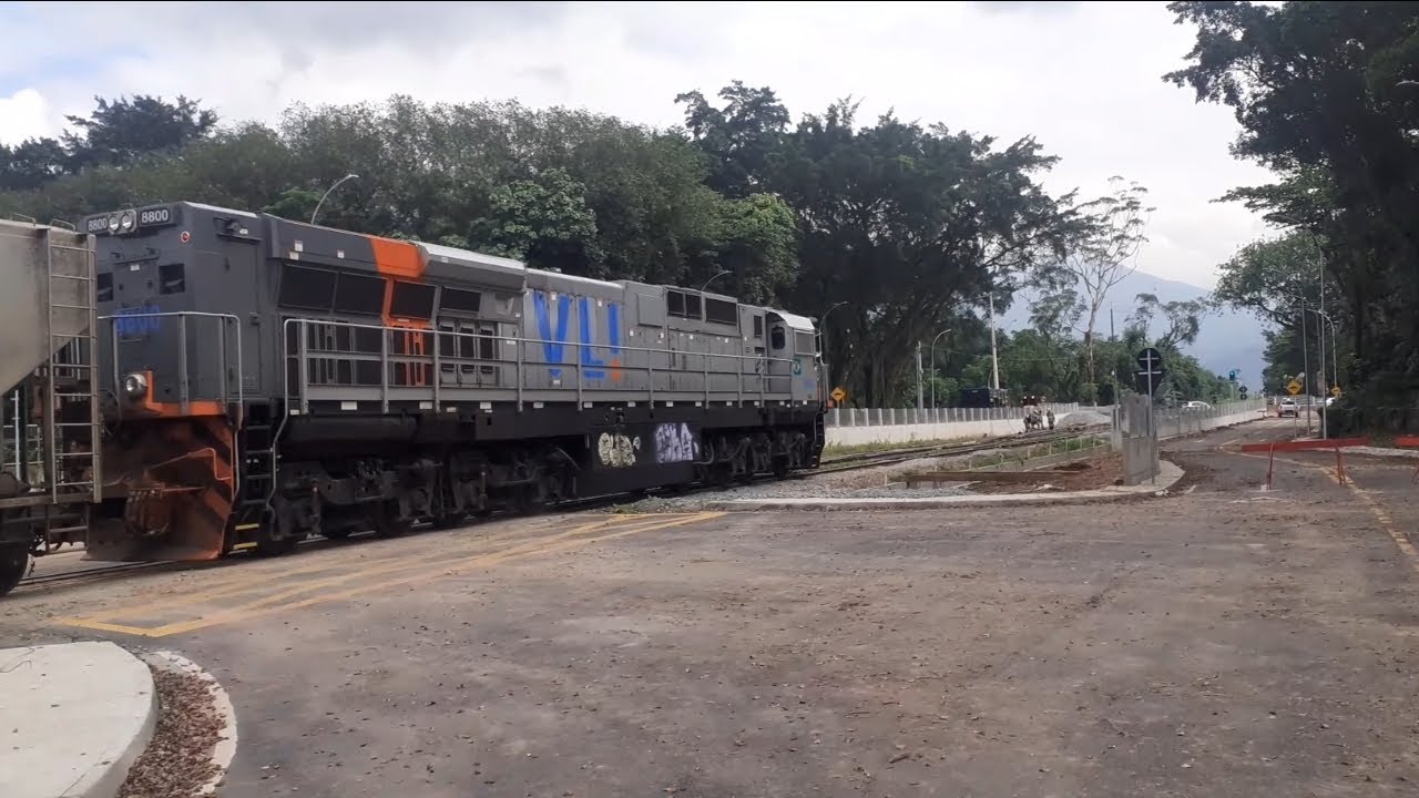 Trem Da Vl Com Nova Locomotiva Es43bbi Comandando Passando Na Pn Da