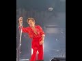 Harry smiling while struggling with his mic stand in Chicago night 2 | Love On Tour #harrystyles