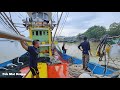 pulang untuk memunggah hasil tangkapan ikan di jeti LKIM Pulau Kambing Terengganu