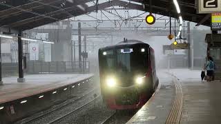 4K対応【大雨】京王相模原線　5000系　稲城駅　通過シーン　2022.9.24(フリー素材)