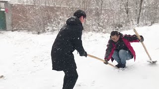 大雪天，鹏鹏和舅舅去修路，中途二人玩的不亦乐乎，真有趣