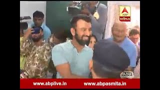 Indian cricketer cast voting in Rajkot for loksabha 2019