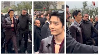 Wearing a burgundy suit at Gucci's event, Xiao Zhan once again became the center of the crowd.