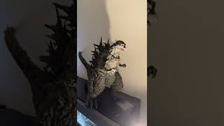 巨大哥吉拉與可愛版的哥吉拉。Giant Godzilla and a cute version of Godzilla. #godzilla #toys #dinosaur #哥斯拉