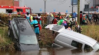 Hoogezand - Brandweerpieten in actie bij auto te water