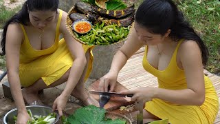 Alida made the taro-trunk dish, eat with the grilled catfish with banana leaves - rustic dish