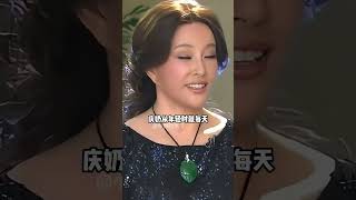 本以為74歲的劉曉慶健步如飛是身體好，直到向太說出真相，才知我們都被她騙了