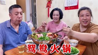 母亲节到了，和爸妈在家吃鸳鸯火锅，又麻又辣真过瘾，老妈吃美了