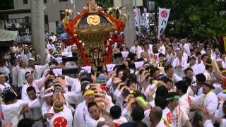 平成24年　荒川・尾久八幡神社　例大祭　喧嘩騒動の着輿＝本社神輿宮入