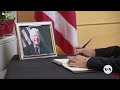 canadian pm trudeau signs condolence book honoring jimmy carter voa news