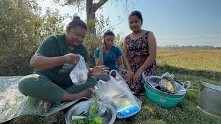 প্ৰথমটো বনভোজ পথাৰত 😋॥ ৰবাব টেঙাৰ পৰা বইল মাছ আৰু chicken 😋😋