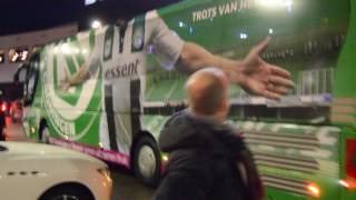 Aankomst spelersbus FC Groningen in Almelo