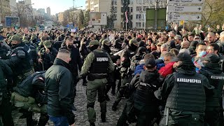 Pogledajte snimak sukoba građana i policije sa jučerašnjeg protesta u Novom Sadu