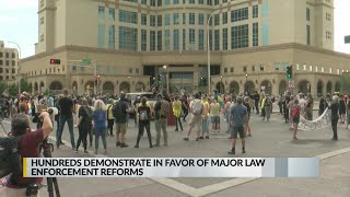 Hundreds demonstrate in favor of major law enforcement reforms