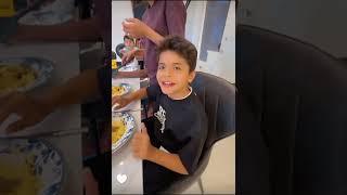 واخيرا عشاء عائلة ريتشو و ننوش المنسف الأردني مع اللحم 😋 فرحة أحمد وأيهم لأول مرة بجربوا المنسف 😋