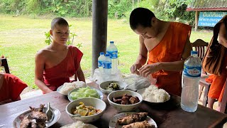 ถวายเพลสาธุใหญ่และเจ้าจั่ว ณ หลวงพระบาง