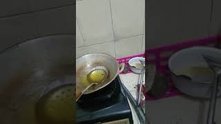 Membuat kerupuk jengkol awalnya jengkol di goreng diangkat lalu di tipiskan seperti kerupuk