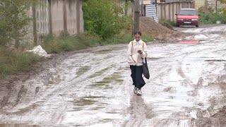 «Далаға шығудан қалдық». Қарағандыда жүздеген тұрғын жол азабын тартып отыр