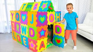 Vlad and Nikita play and build colored Playhouse