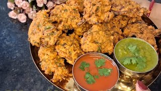 कुरकुरी तीखी मूंग दाल की पकोड़े  साथ ही तीखी हरी चटनी |moong dal Vada recipe | moong dal pakoda