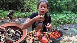Survival skills: Catch Crabs in River For Food - Crab Cooking With Peppers & Eating Delicious