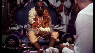 Prabhupada 0543 - It is not That you Have to Make a Gigantic Show of Becoming Guru