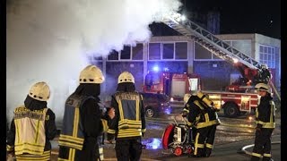 Brandstiftung nach Einbruch -- Halle in Flammen