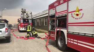 L'incendio di San Giuliano Milanese: vigili del fuoco di Milano in azione