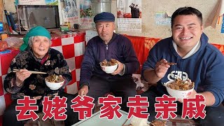 买9斤排骨到姥爷家，二两掺着公鸡和猪肉炖一锅，姥爷连夸味道好【豆二两】