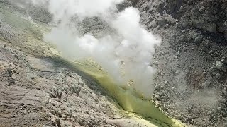 硫黄山の噴気孔　空からレモンイエローくっきり　ドローン撮影