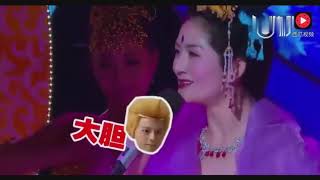 谢娜饰演西游记嫦娥，台上不停转圈被何炅拆台：转够了就滚下来