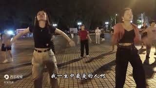 两美女领舞广场舞之做你的爱人