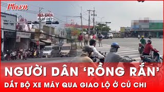 Đèn giao thông gặp sự cố, người dân ‘rồng rắn’ dắt xe máy qua giao lộ ở Củ Chi | Thời sự